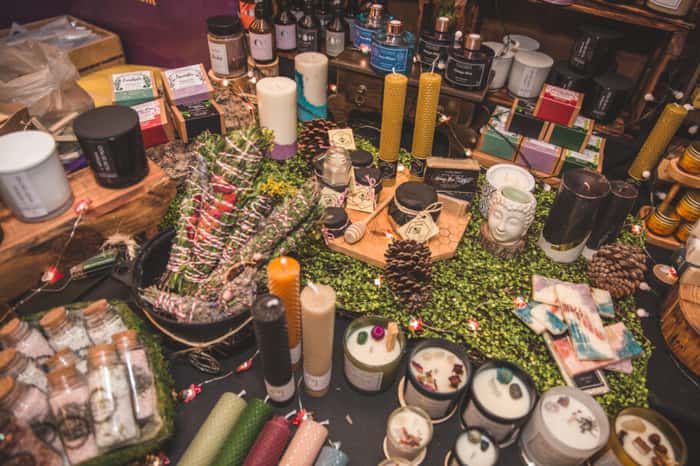 Especiarias, velas e outros produtos do Mercado das Bruxas no Halloween na Paulista