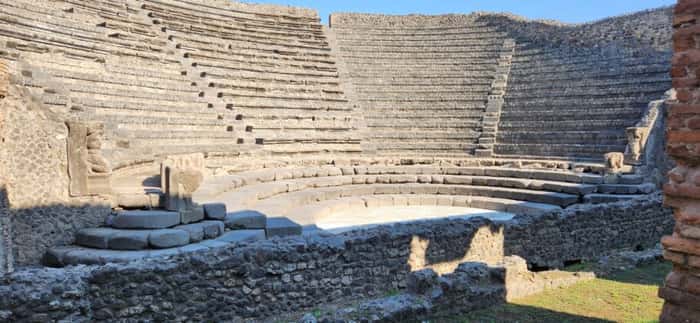Ruínas de um anfiteatro romano em Pompeia