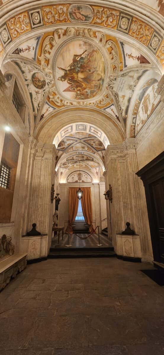 Antigos palácios da Via Garibaldi guardam verdadeiras obras de artes