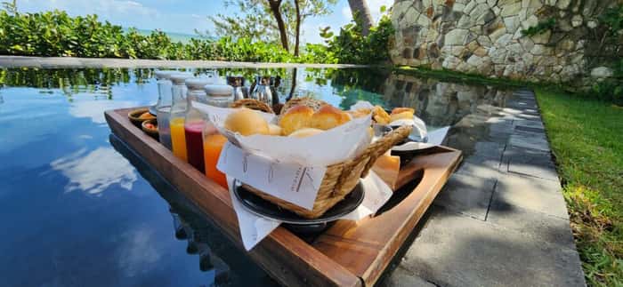 Café da manhã na piscina privativa é uma das experiências oferecidas pelo Carmel Taíba