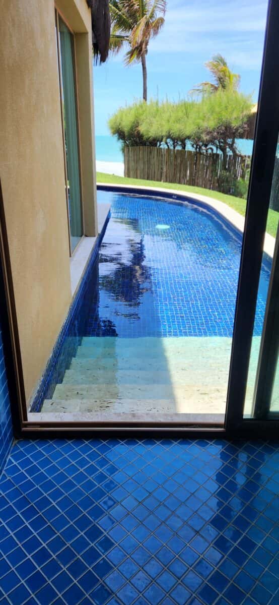 Jacuzzi tem acesso a piscina exclusiva