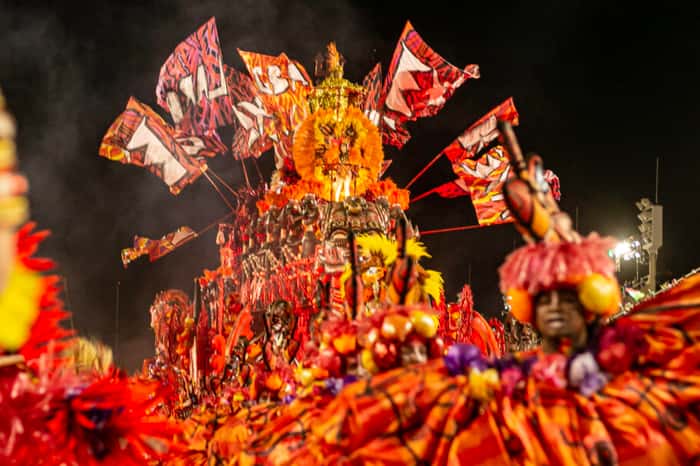Desfile da campeã do Carnaval de 2022, a Academicos do Grande Rio, virou exposição no MAR