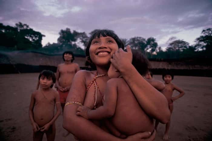 Exposição “Hiromi Nagakura até a Amazônia com Ailton Krenak” chega ampliada ao CCBB RJ