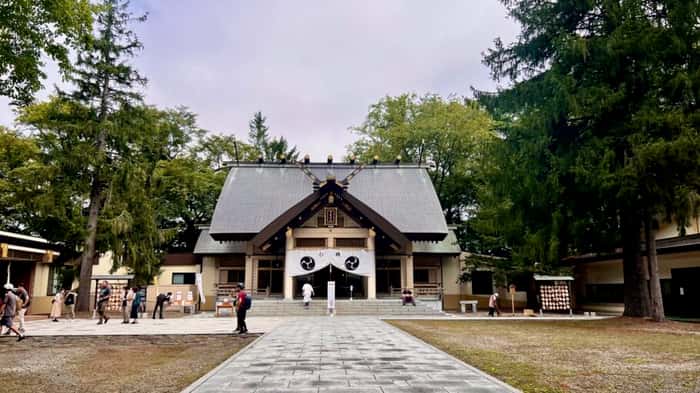 Rota de bike pela cidade de Obihiro tem parada neste templo, aproveite para tirar sua sorte