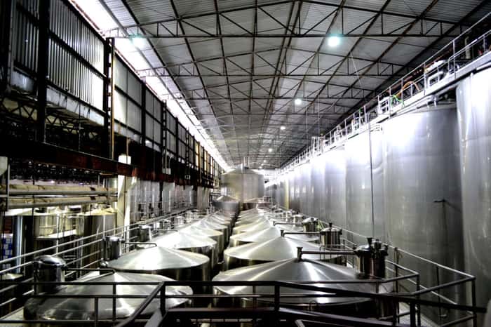 Os modernos tanques onde são produzidos alguns vinhos da Salton