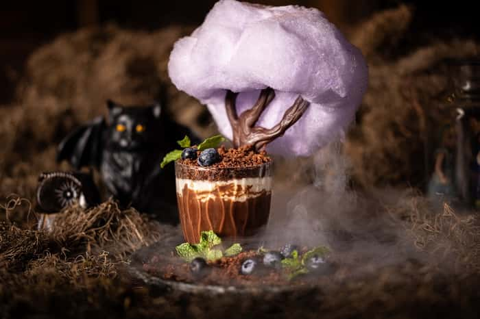 Sobremesa Floresta Negra - Apresentação com árvore de chocolate e algodão doce.