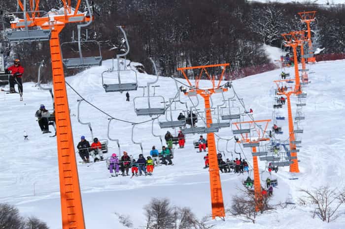 Além do esqui e snowboard, a montanha oferece diversas outras atividades e atrações