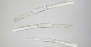 Luminária é confeccionada com redes de pesca recicladas
