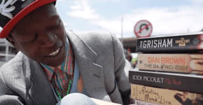 Morador de rua avalia e vende livros para sobreviver na África do Sul