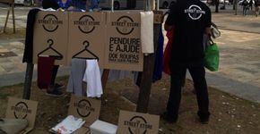 Conheça a ‘The Street Store’, uma loja de roupas que resgata a autoestima de moradores de rua em todo o mundo