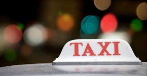 Serviço de táxi proíbe motorista de conversar com passageiros