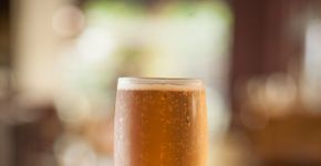 Aprenda a fazer o drinque Kir Royal com barman do Restaurante Opium