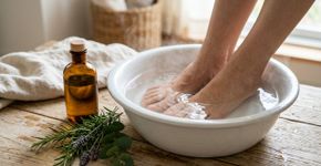 Lavar os pés com água morna e gotas de óleo vegetal: por que é recomendado e quando é melhor fazê-lo
