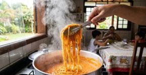 Mais de 3 chefes italianos dizem que o maior desperdício dos brasileiros é jogar fora a água do preparo do macarrão