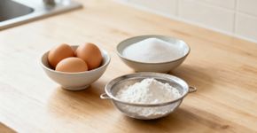 O bolo de três ingredientes que fica tão fofinho que parece mentira