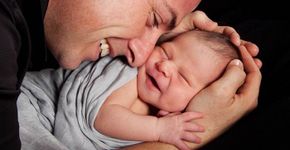 Pai posa com bebê para álbum de família e ganha uma ‘surpresa’ do filho