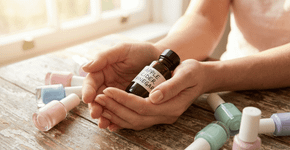 Passar um pouco de vinagre de maçã nas unhas antes do esmalte é a técnica única para a cor não descascar tão rápido