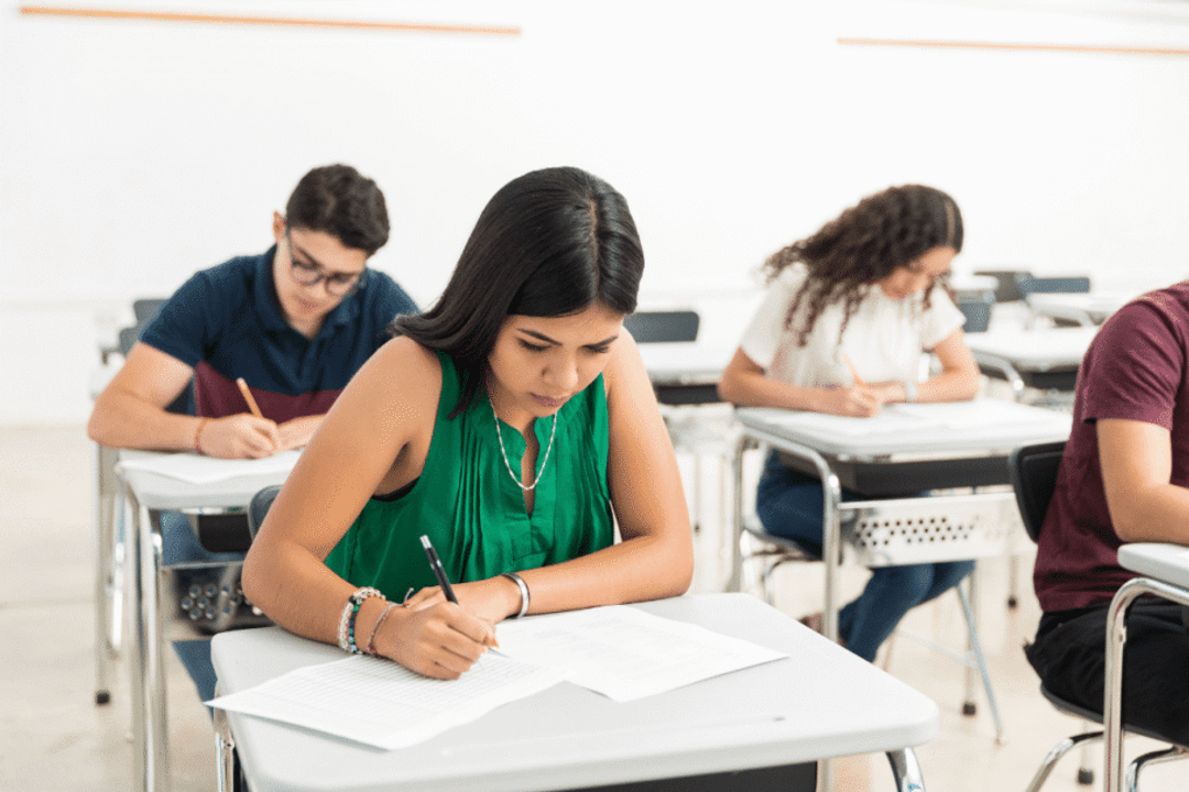 Candidatos avançados devem evitar o excesso de confiança, enquanto os que têm menor domínio do inglês devem observar as pistas da prova (Imagem: antoniodiaz | Shutterstock)