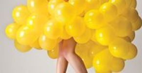 Dupla de designers cria uma série de vestidos feitos de balões
