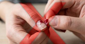 O esmalte em gel começou a soltar? Dermatologista explica por que puxar as pontinhas pode danificar as unhas e qual cuidado tomar na remoção