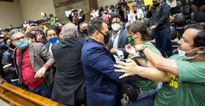 Ostentando suástica, bolsonaristas agridem vereadores de Porto Alegre
