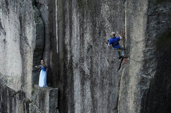 Fotógrafo faz registro em penhascos