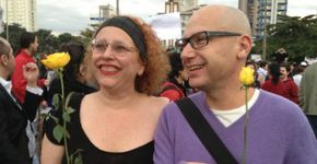 Dede Sendyk faz  vaquinha e entrega flores em manifestações