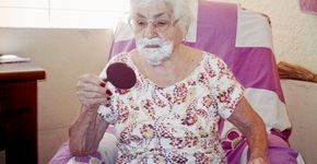 Avó e neta fazem fotos sobre amor e envelhecimento