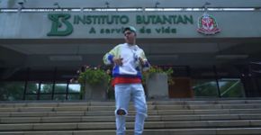 Nova versão de ‘Bum Bum Tam Tam’ e memes estimulam a vacinação