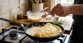 Para fazer omelete, não coloque leite, mas sim uma colher de água