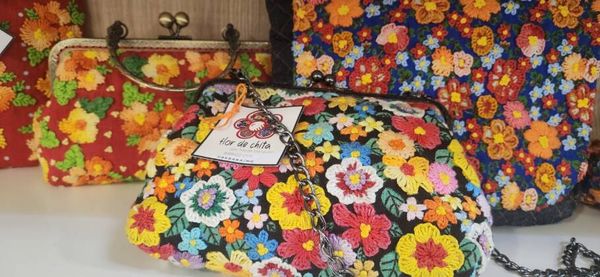 São bolsas, carteiras, roupas e acessórios criados com chita