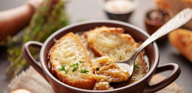A famosa receita da sopa de cebola gratinada do Ceagesp que é a cara de SP