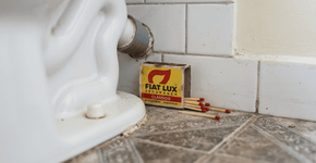 Coloque uma caixa de fósforos atrás do assento do vaso sanitário e você se livrará rapidamente de dois problemas irritantes