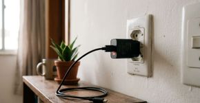 Eu deixava o carregador na tomada até descobrir o impacto na conta de luz