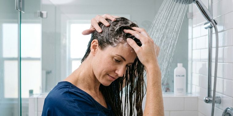 Featured main: Nem mais shampoo, nem esfregar os fios: lavar o couro cabeludo evita ressecar o comprimento
