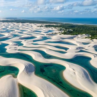Featured mobile: O parque brasileiro onde dunas brancas escondem lagoas de água doce e o cenário se transforma completamente ao longo do ano