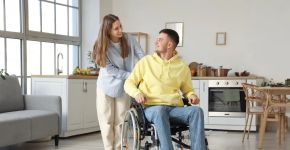 7 adaptações simples na rotina de quem cuida de uma pessoa com mobilidade reduzida