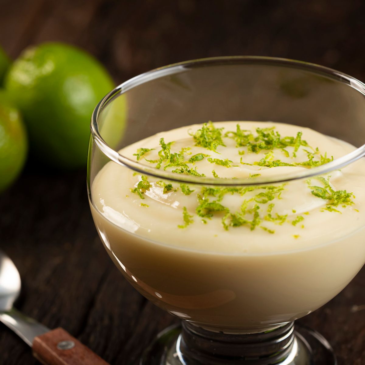 Você não vai acreditar como esse mousse de limão com 2 ingredientes fica tão cremoso