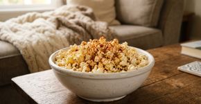 Pare de colocar sal e manteiga na pipoca: estes temperos transformam o sabor e vão surpreender você na próxima sessão de cinema em casa