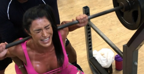 Gracyanne Barbosa sofre em treino na academia e revela drama