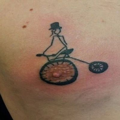 A nova tendência das tatuagens é nos mamilos (Imagem: Divulgação)