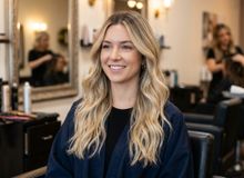 Featured side: Adeus à raiz marcada: a tendência que disfarça os cabelos brancos com um efeito natural e sem retoque mensal