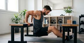 Nem flexão, nem supino. Este exercício simples fortalece os braços e define o peitoral 6 vezes melhor
