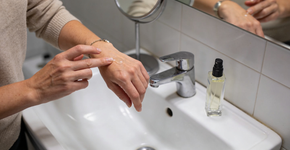 Como fazer o perfume durar o dia inteiro na pele com um truque de vaselina
