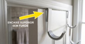 Não deixe toalhas, roupões e roupas ocupando o pouco espaço do banheiro: a solução sueca aproveita a própria porta com ganchos que dispensam furos e transforma uma área esquecida em lugar para organizar tudo