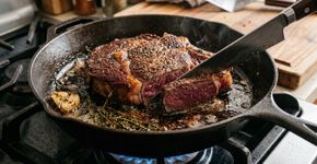 Os cozinheiros concordam: “O bife não melhora com fogo alto o tempo todo, mas sim com a panela bem quente e a carne seca”