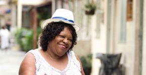 Tia Surica celebra aniversário com feijoada e roda de samba