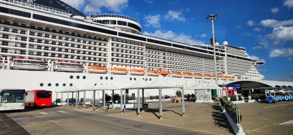 O MSC Splendida no Porto de Cagliari