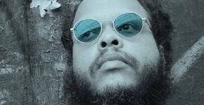 Ed Motta toca piano na Praça Dom Gaspar