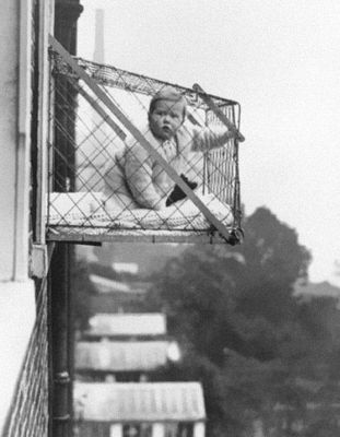Jaula na janela para o bebê pegar um ar